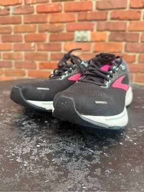 Brooks Ghost 14 Women's Black Running Sneakers with Pink Accents size 9 Medium B